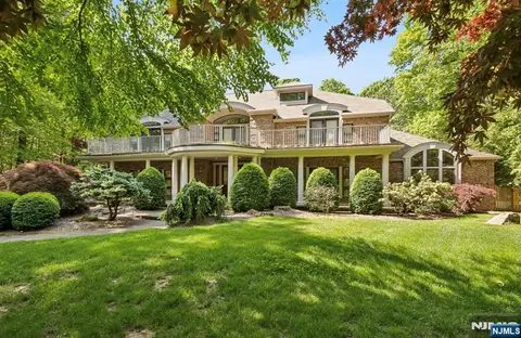 830 Shore Dr, Kinnelon Borough, NJ 07405