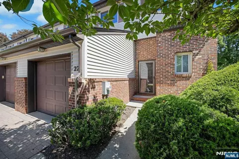 22 Hampton Ct #422, Twp Of Washington, NJ 07676