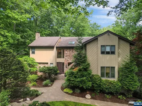 364 Canterbury Ln, Wyckoff, NJ 07481