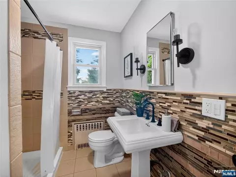 Bath - 538 Coolidge Pl, Paramus, NJ 07652 photo 1 of 4