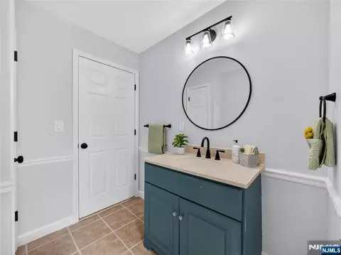 Bath - 538 Coolidge Pl, Paramus, NJ 07652 photo 4 of 4