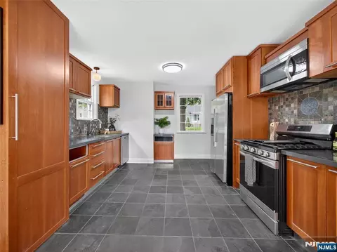 Kitchen - 538 Coolidge Pl, Paramus, NJ 07652 photo 2 of 4