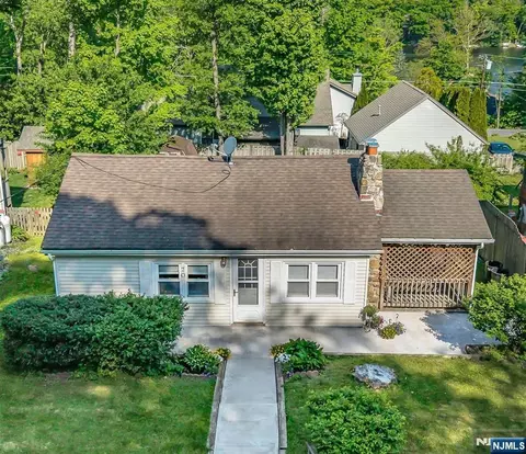 70 Tamarack Trl, Hardyston, NJ 07460