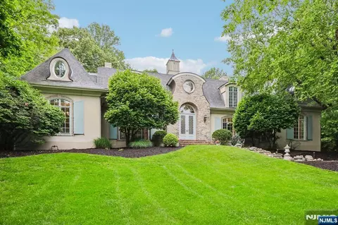 505 Timberline Dr, Franklin Lakes, NJ 07417