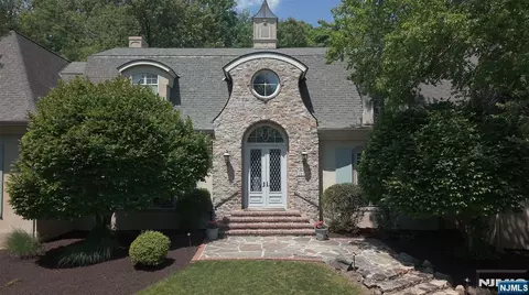505 Timberline Dr, Franklin Lakes, NJ 07417