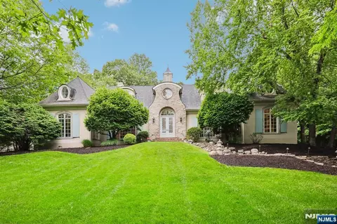 505 Timberline Dr, Franklin Lakes, NJ 07417