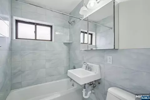 3060 Edwin Ave #4C, Fort Lee, NJ 07024