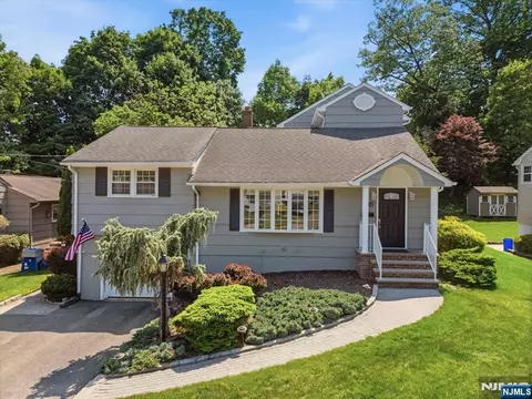 35 Old Orchard Ct, Cedar Grove, NJ 07009