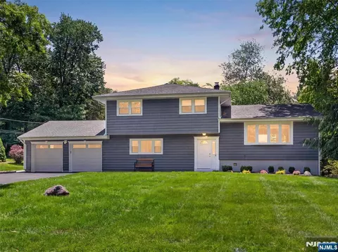 7 Willow Brook Rd, Hillsdale, NJ 07642