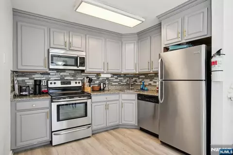 416 68th St #11, Guttenberg, NJ 07093