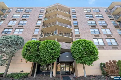 200 Division St #6G, Cliffside Park, NJ 07010
