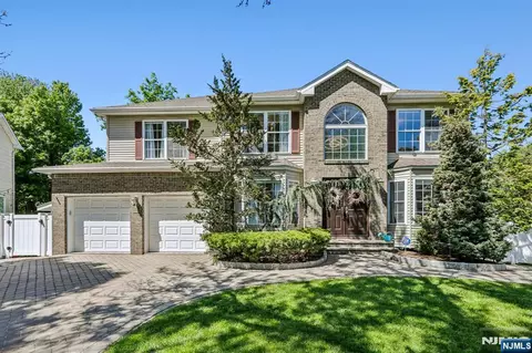 745 Gettysburg Pl, Paramus, NJ 07652
