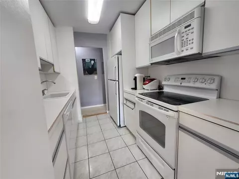 Entry Way - 307 Prospect Ave #4D, Hackensack, NJ 07601 photo 3 of 5