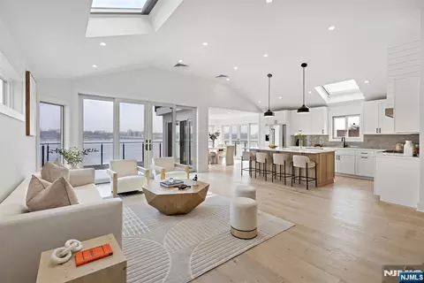 27 Shore Rd, Edgewater, NJ 07020