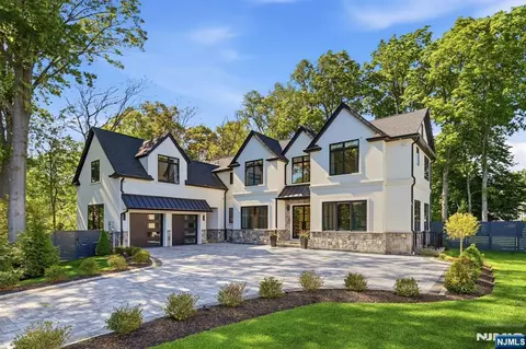 11 Forcier Ct, Tenafly, NJ 07670