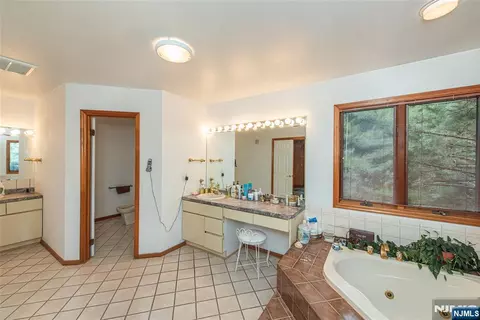 Bath - 12 Abbott Rd, Wayne, NJ 07470 photo 6 of 8