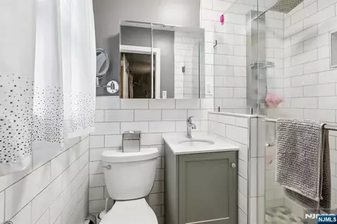 Bath - 123 Midwood Rd, Paramus, NJ 07652 photo 3 of 4