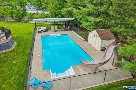 Exterior - 123 Midwood Rd, Paramus, NJ 07652 photo 7 of 12