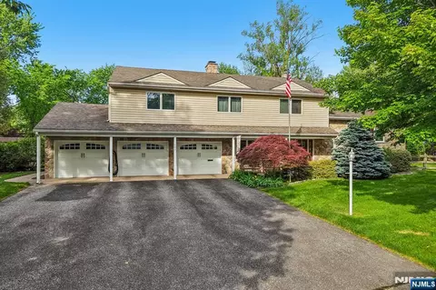 123 Midwood Rd, Paramus, NJ 07652