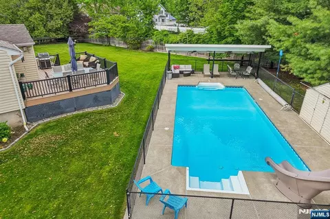 Exterior - 123 Midwood Rd, Paramus, NJ 07652 photo 8 of 12