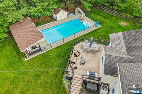Exterior - 123 Midwood Rd, Paramus, NJ 07652 photo 5 of 12