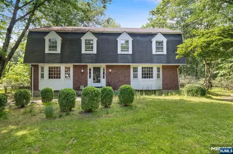49 Clover Ln, Saddle River, NJ 07458