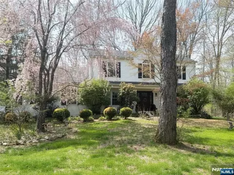 10 Liberty Woods Dr, Liberty, NJ 07838