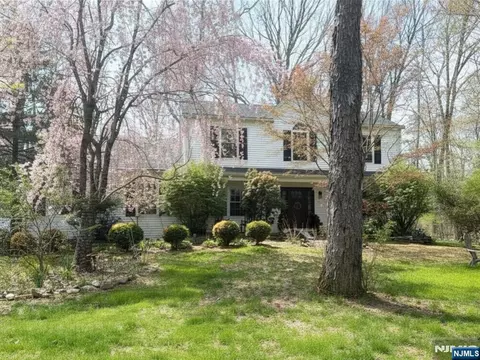 10 Liberty Woods Dr, Liberty, NJ 07838