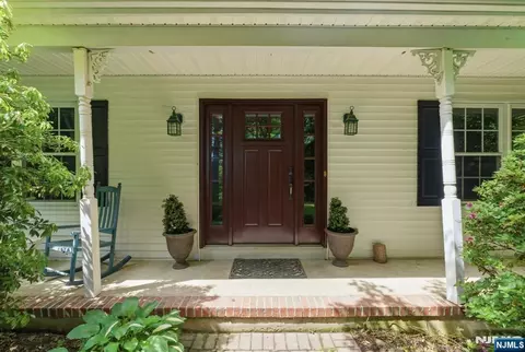 10 Liberty Woods Dr, Liberty, NJ 07838