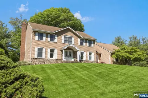 6 Kristen Ct, Wayne, NJ 07470