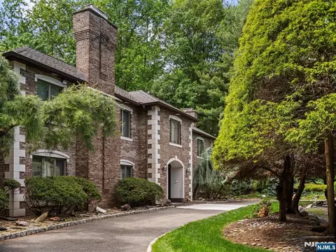 708 Ashmont Rd, Franklin Lakes, NJ 07417