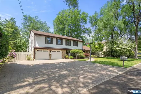 22 Kendrick St, Paramus, NJ 07652