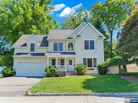 15 Woodrow Pl, West Caldwell, NJ 07006