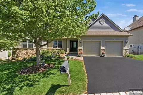 14 Wentworth Ct, Hamburg, NJ 07419