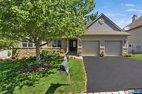 14 Wentworth Ct, Hamburg, NJ 07419