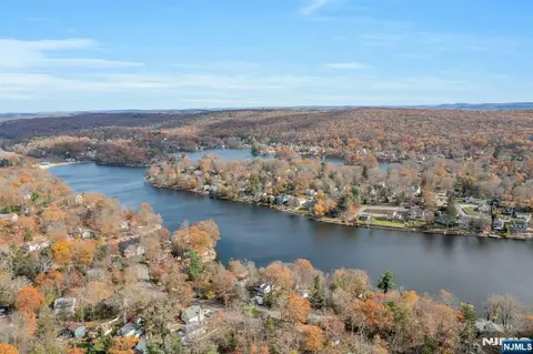 39 Delaware Rd, Hewitt, NJ 07421