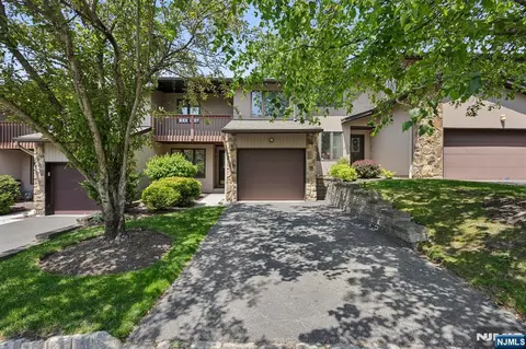 33 Cedarwood Ter, Woodland Park, NJ 07424