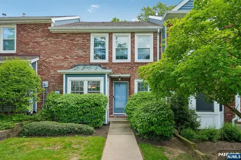 53 Woodledge Ct, Rockaway, NJ 07866