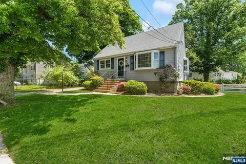 5 Oakwood Ter, Bloomingdale, NJ 07403