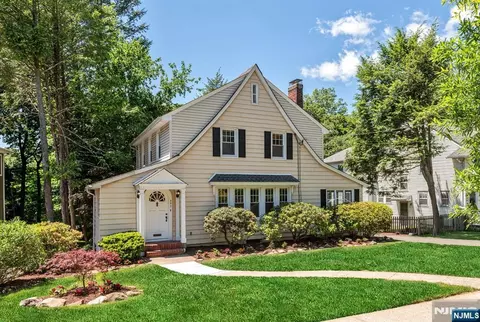 552 Hillcrest Rd, Ridgewood, NJ 07450