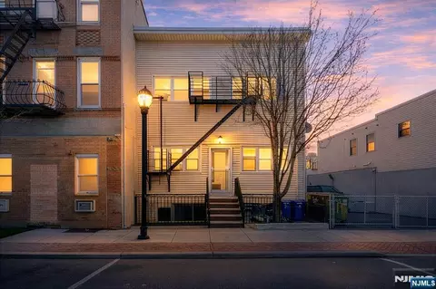 513 11th St, Union City, NJ 07087