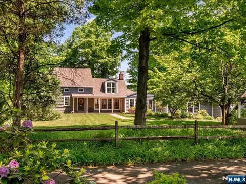 190 Passaic Ave, Roseland, NJ 07068