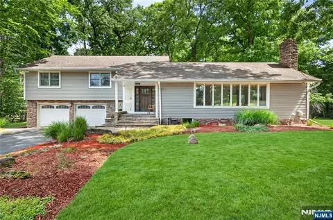 25 Cottontail Trl, Saddle River, NJ 07458