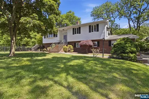2 Gray Ter, Woodland Park, NJ 07424