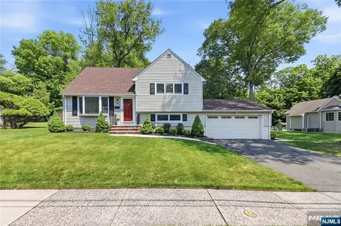 77 White Pond Rd, Waldwick, NJ 07463