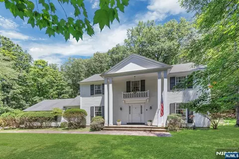 621 Winding Hollow Dr, Franklin Lakes, NJ 07417