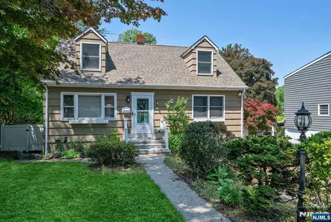 17 Canterbury Rd, Ringwood, NJ 07456