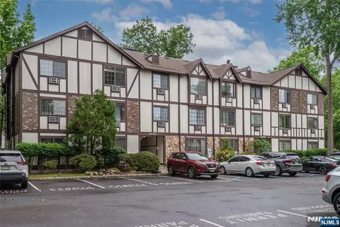 1406 Faulkner Ct, Mahwah, NJ 07430