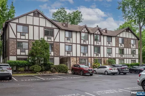 1406 Faulkner Ct, Mahwah, NJ 07430