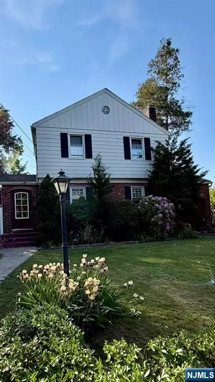 33 Harvey Ave, Rochelle Park, NJ 07662